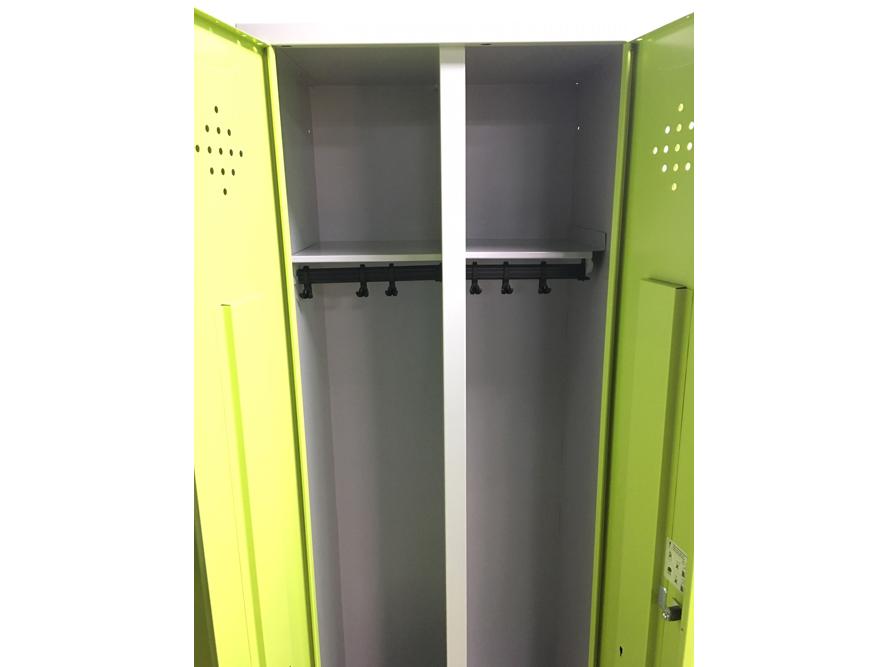 Spind nach Arbeitsstättenrichtlinien Grüne Linie mit vorgebauter Sitzbank- Sür 1 Person 2x400mm Abteilbreite