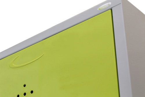 Spind nach Arbeitsstättenrichtlinien Grüne Linie mit Füßen - für 1 Person 2x300mm Abteilbreite