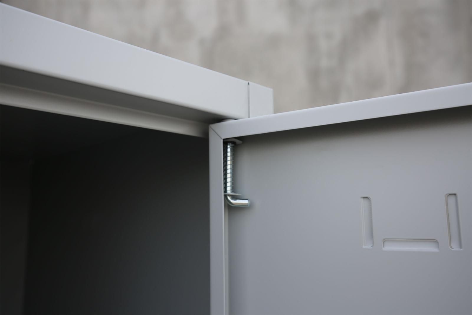 3 Stück Spind Serie IdealSpind doppelstöckig - 2 Abteile 400mm Abteilbreite - Einzelpreis 317,00 EUR netto