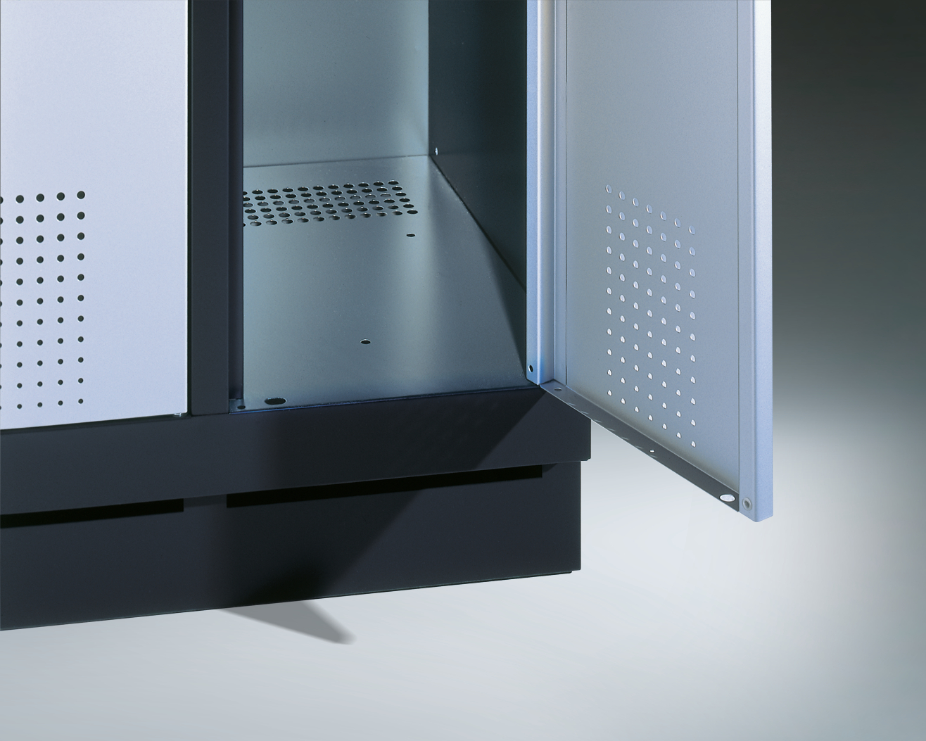 Schließfachschrank S3000 Evolo drei Fächer übereinander - 3 Abteile 400mm Abteilbreite