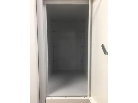 Schließfachschrank Grüne Linie mit Sockel - drei Fächer übereinander - 3 Abteile 400mm Abteilbreite