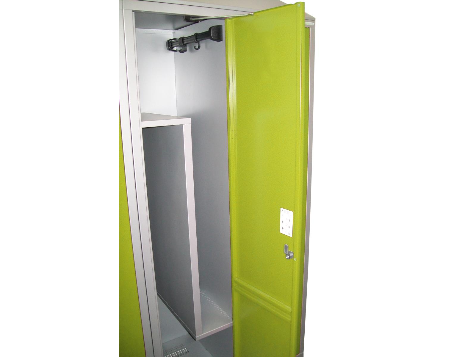 Spind Grüne Linie mit Sitzbankuntergestell - mit Z-Inneneinteilung - 2 Abteile 300mm Abteilbreite